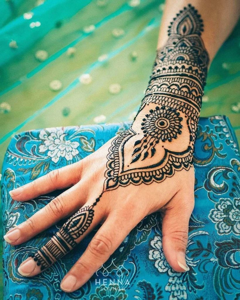 elaborate back hand mehndi ideal for special occassions