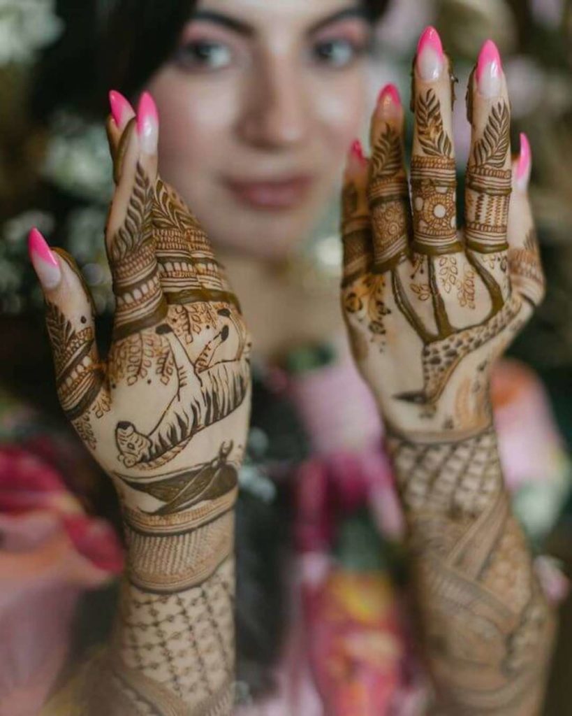 fusion of traditional and modern elements in mehandi design back hand